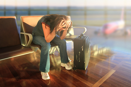 Авиарейсы ведущих авиакомпаний были задержаны из-за сбоя Sabre - Depressed woman awaiting for plane