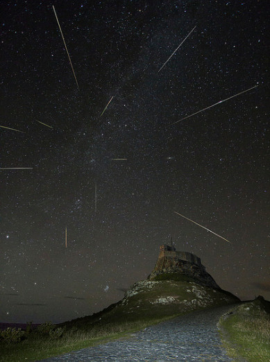 Метеорный поток Персеиды пролился звездным дождем над Европой - Cosmic Rain, Perseid Meteor Shower, Lindisfarne (photo St1nkyPete, Flickr)