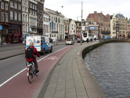 Амстердам. Велосипедная дорожка и набережная