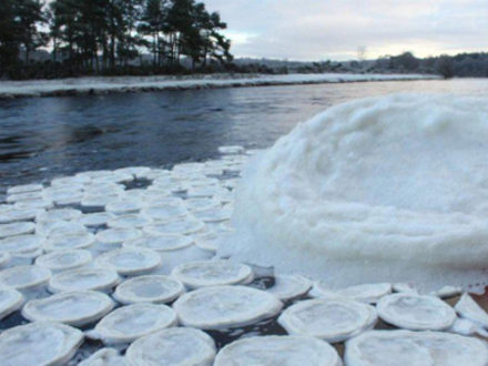 "Ice pancakes" on River Dee, Wales, UK / ©HEMEDIA