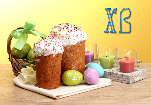 Православные христиане встречают Пасху - Beautiful Easter cakes, colorful eggs in basket and candles