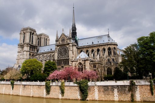 Notre Dame de Paris вновь радует туристов звоном колоколов - Notre Dame de Paris