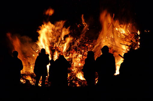 В ночь на 1-е мая в Европе полыхнет большим огнем Вальпургиева ночь - Walpurgis Night bonfire