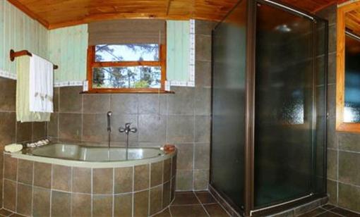 фото отеля Lake Views Cottage & Noah's Ark
