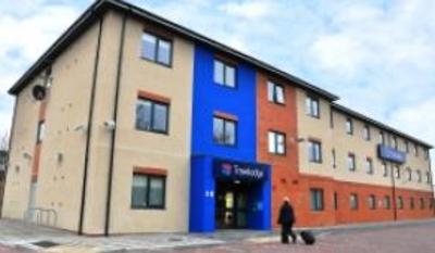 фото отеля Travelodge Bromborough Hotel