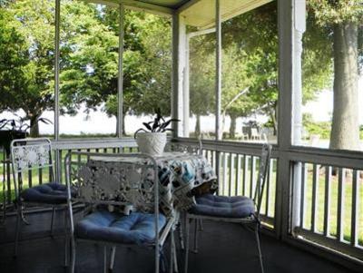 фото отеля Black Walnut Point Inn