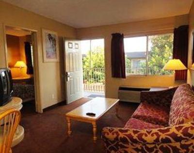 фото отеля Travelers Inn & Suites Chula Vista
