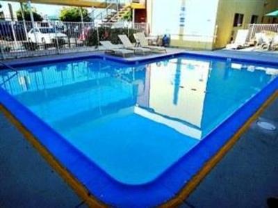 фото отеля Travelers Inn & Suites Chula Vista