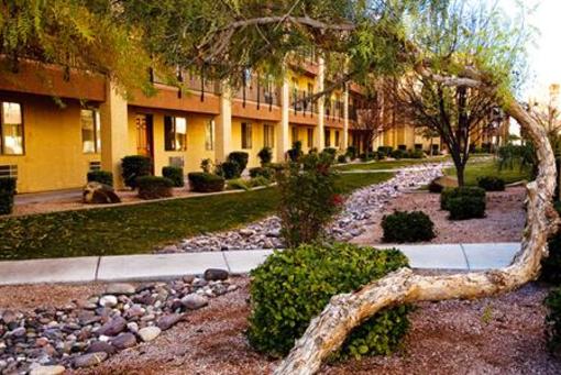 фото отеля Emerald Suites