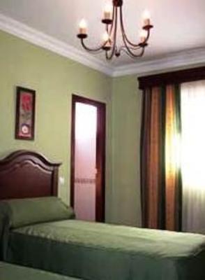 фото отеля Hostal Santa Cruz Los Palacios y Villafranca