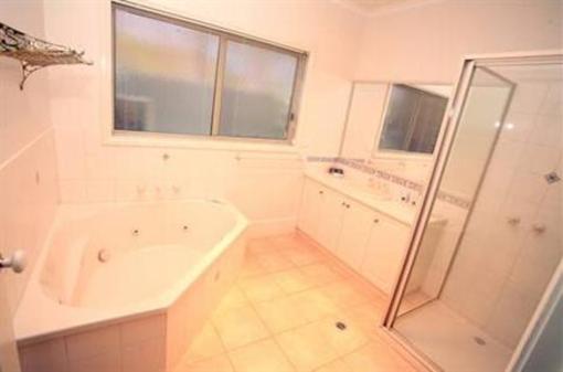 фото отеля Emaroo Riverside Townhouse Mildura