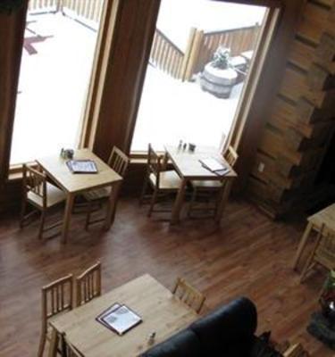 фото отеля HI-Golden Hostel Kicking Horse River Lodge