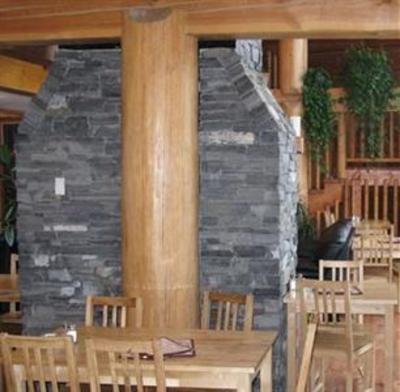 фото отеля HI-Golden Hostel Kicking Horse River Lodge