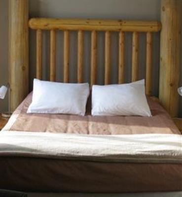 фото отеля HI-Golden Hostel Kicking Horse River Lodge