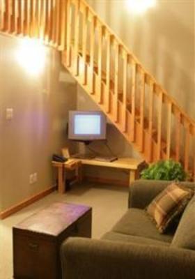 фото отеля HI-Golden Hostel Kicking Horse River Lodge