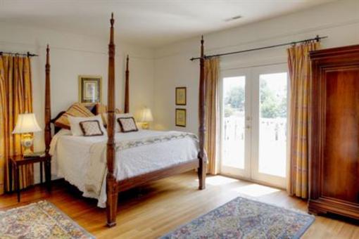 фото отеля Church Point Manor Bed and Breakfast