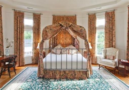 фото отеля Church Point Manor Bed and Breakfast