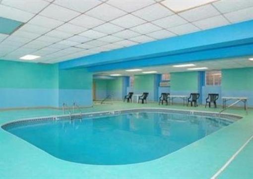 фото отеля Econo Lodge Inn & Suites Saint Clairsville