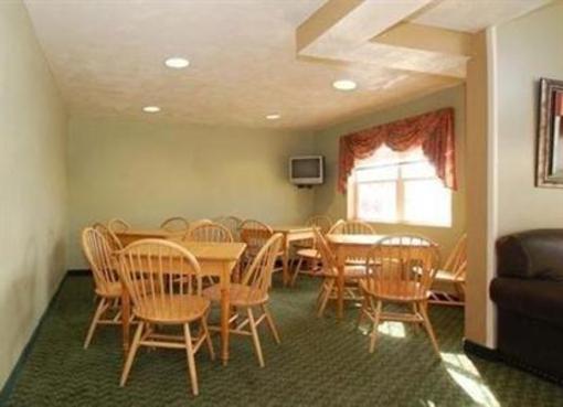 фото отеля Econo Lodge Inn & Suites Saint Clairsville