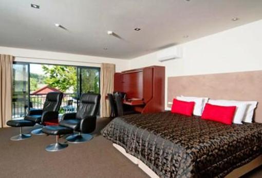фото отеля De Lorenzos Studio Apartments