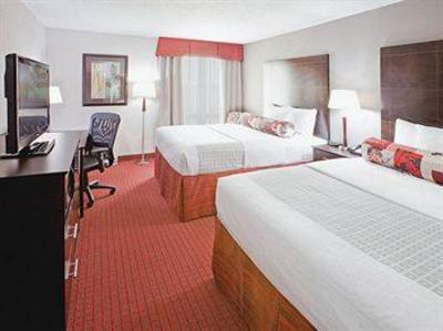 фото отеля La Quinta Inn & Suites Dallas I-35 Walnut Hill Lane