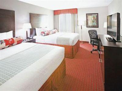 фото отеля La Quinta Inn & Suites Dallas I-35 Walnut Hill Lane