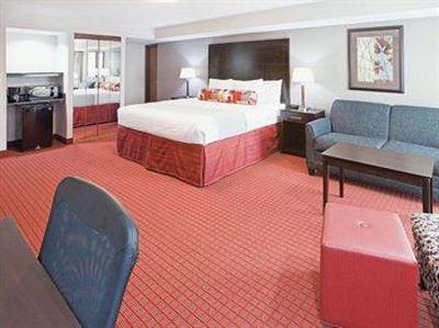 фото отеля La Quinta Inn & Suites Dallas I-35 Walnut Hill Lane