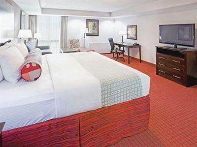 фото отеля La Quinta Inn & Suites Dallas I-35 Walnut Hill Lane