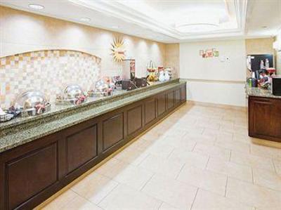 фото отеля La Quinta Inn & Suites Dallas I-35 Walnut Hill Lane