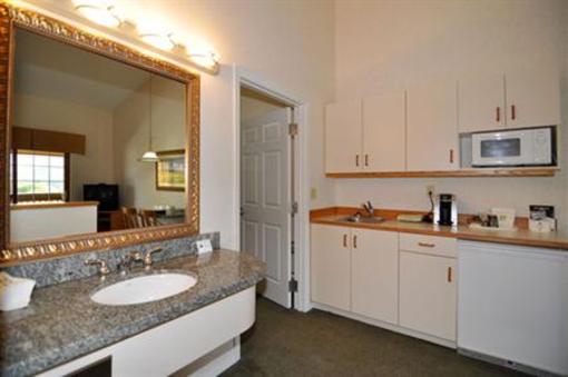фото отеля BEST WESTERN Lakeside Lodge and Suites