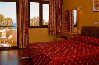 фото отеля Pigeon Beach Hotel Apartments