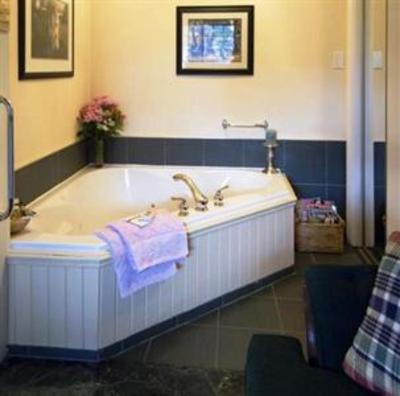 фото отеля Little Lake Inn B&B