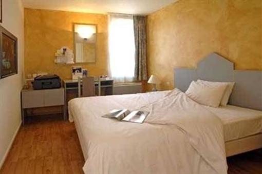 фото отеля Hotel Kyriad Lyon Est Saint-Bonnet-de-Mure