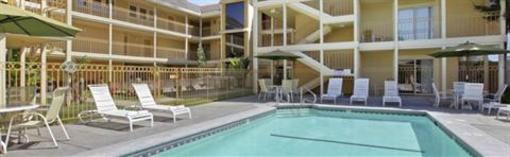 фото отеля Days Inn and Suites Santa Cruz