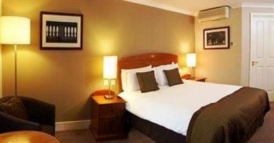 фото отеля Rose and Crown Hotel London