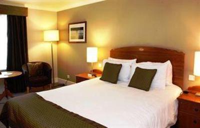 фото отеля Rose and Crown Hotel London