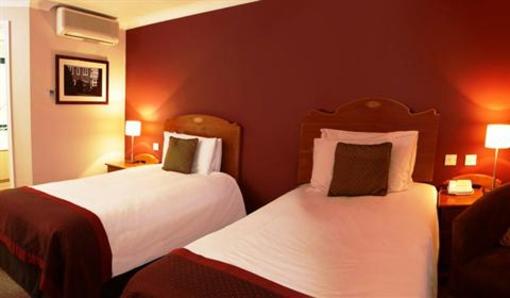 фото отеля Rose and Crown Hotel London