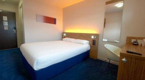 фото отеля Travelodge Cardiff Central Queen Street