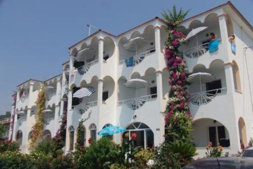 фото отеля Haris Apartments