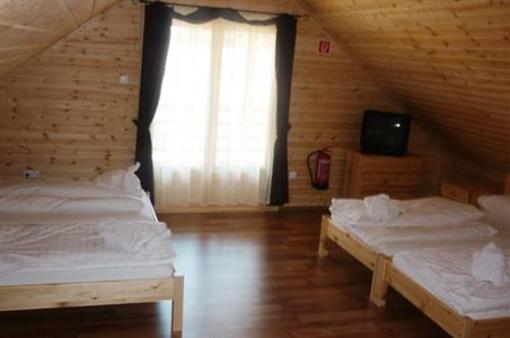 фото отеля Family Panzio Es Apartman Hazak