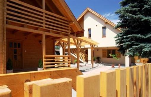 фото отеля Family Panzio Es Apartman Hazak
