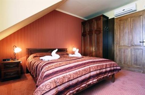 фото отеля Family Panzio Es Apartman Hazak