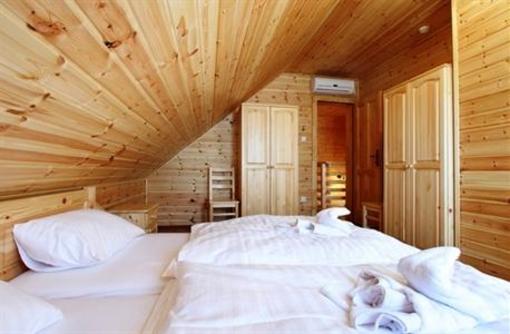 фото отеля Family Panzio Es Apartman Hazak