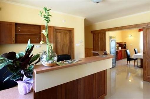 фото отеля Family Panzio Es Apartman Hazak