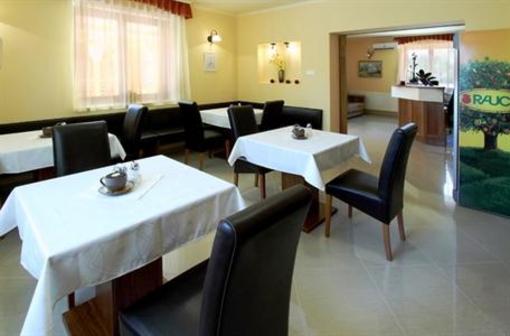 фото отеля Family Panzio Es Apartman Hazak