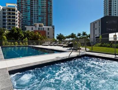 фото отеля Meriton Serviced Apartments Southport
