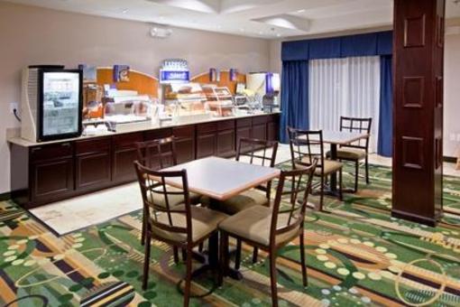 фото отеля Holiday Inn Express Hotel & Suites Shelbyville - Indianapolis
