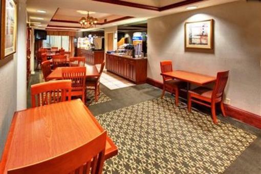 фото отеля Holiday Inn Express Cedar Rapids Collins Road
