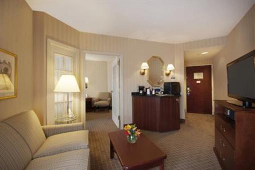 фото отеля BEST WESTERN PLUS Roundhouse Suites