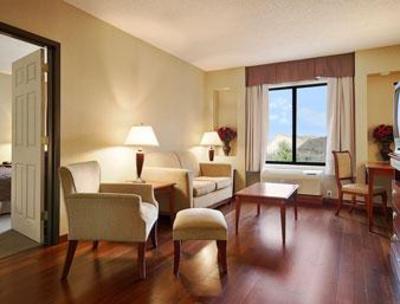 фото отеля Wingate by Wyndham Commack